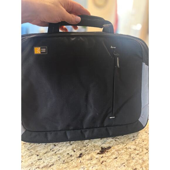 Case Logic Black 17" Laptop Bag - Used - Good Condition - Picture 3 of 7